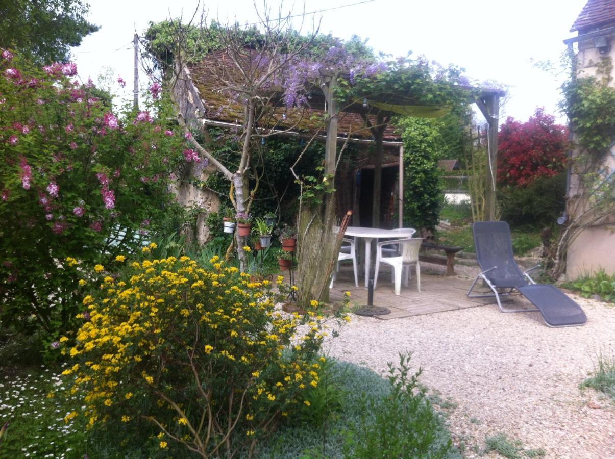 Les 3 Roses Bed and Breakfast Villeneuve-sur-Yonne Exteriör bild