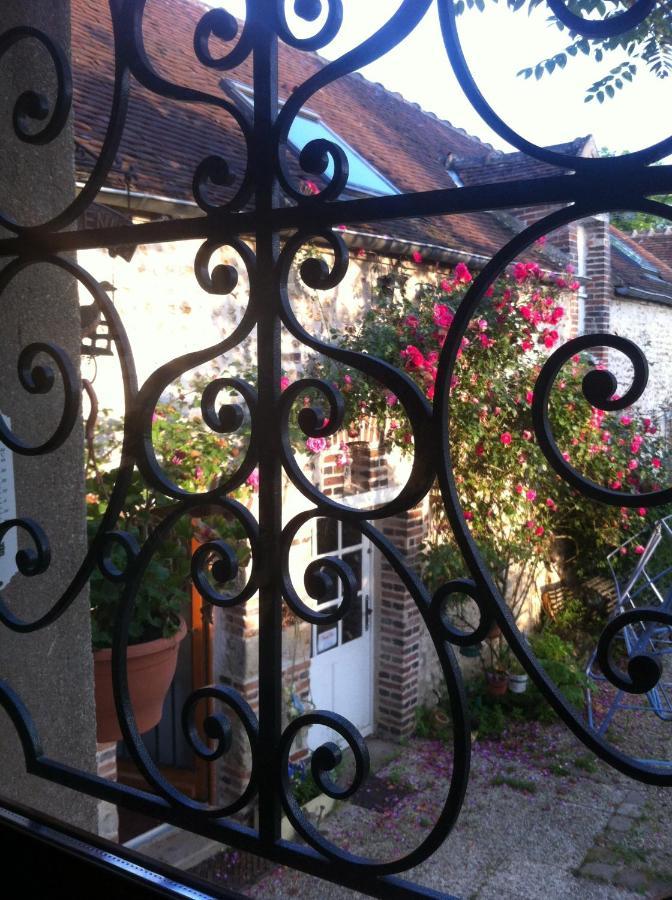 Les 3 Roses Bed and Breakfast Villeneuve-sur-Yonne Exteriör bild