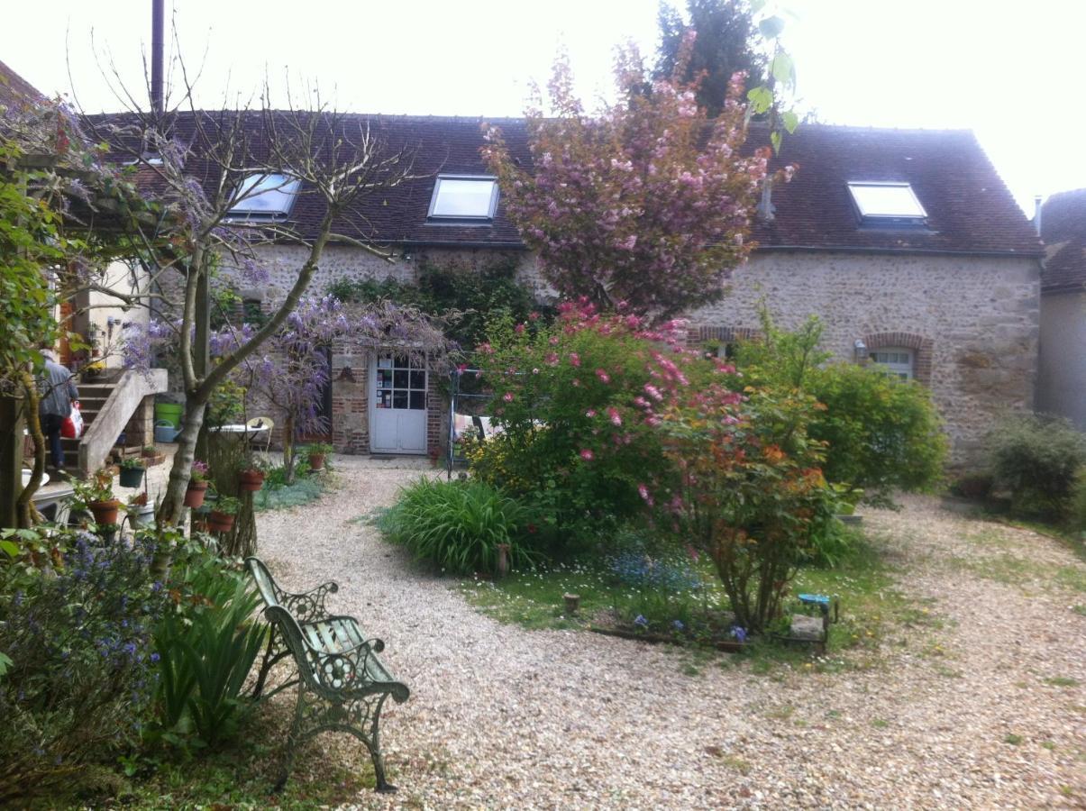 Les 3 Roses Bed and Breakfast Villeneuve-sur-Yonne Exteriör bild