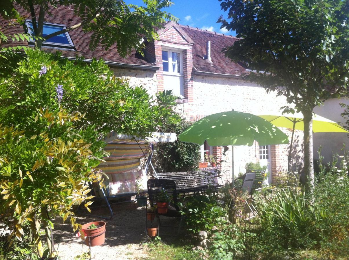 Les 3 Roses Bed and Breakfast Villeneuve-sur-Yonne Exteriör bild