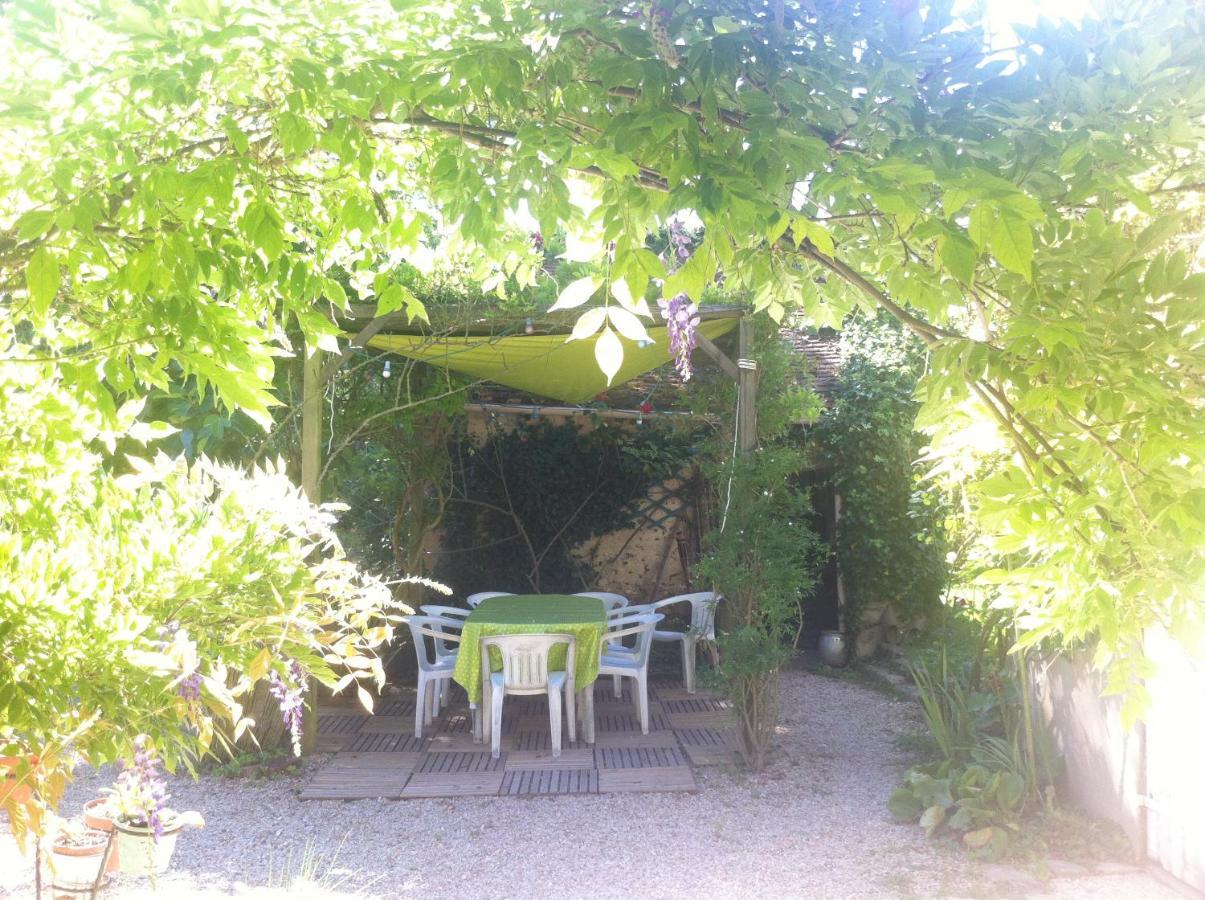 Les 3 Roses Bed and Breakfast Villeneuve-sur-Yonne Exteriör bild